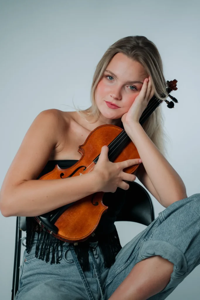 Ajda Pušaver z violino