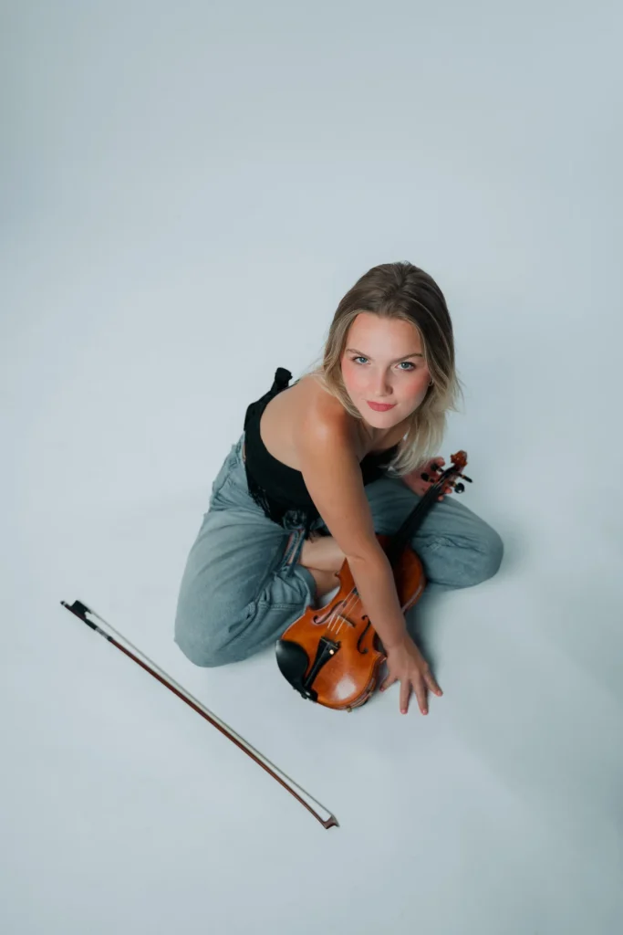 Ajda z violino, pogled od zgoraj