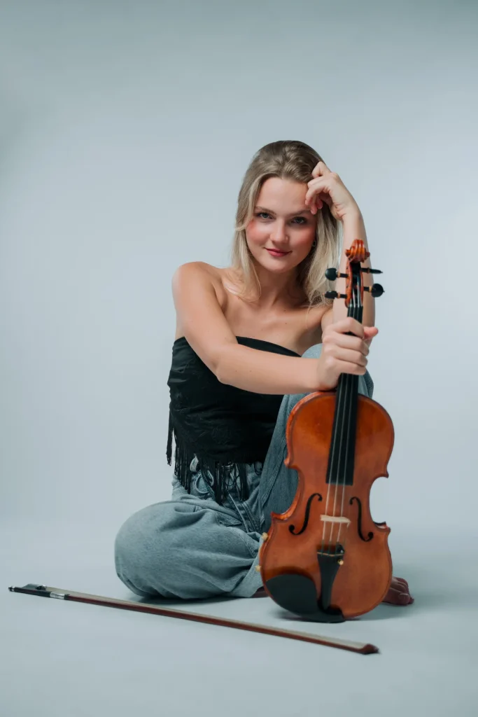 Ajda z violino, sedeči portret