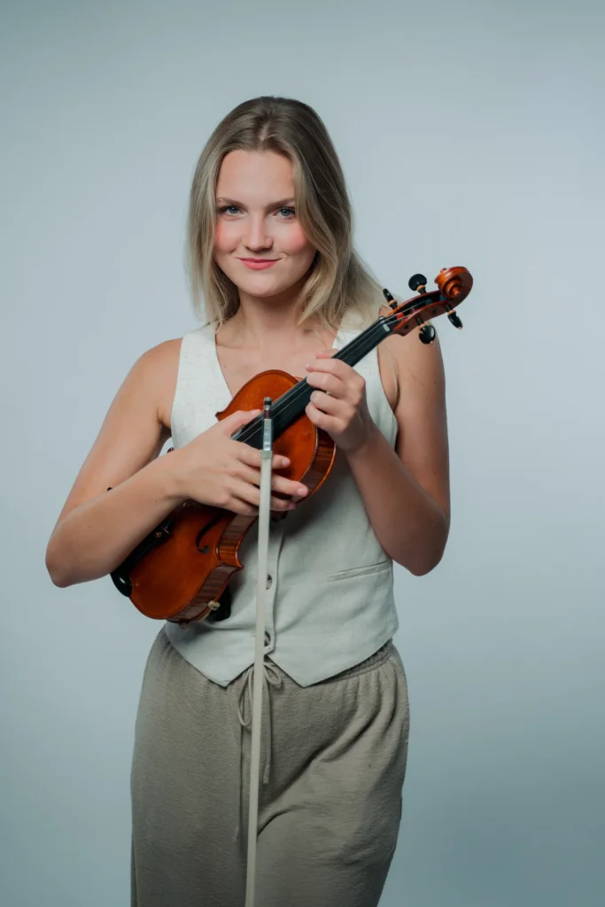 Ajda Pušaver z violino