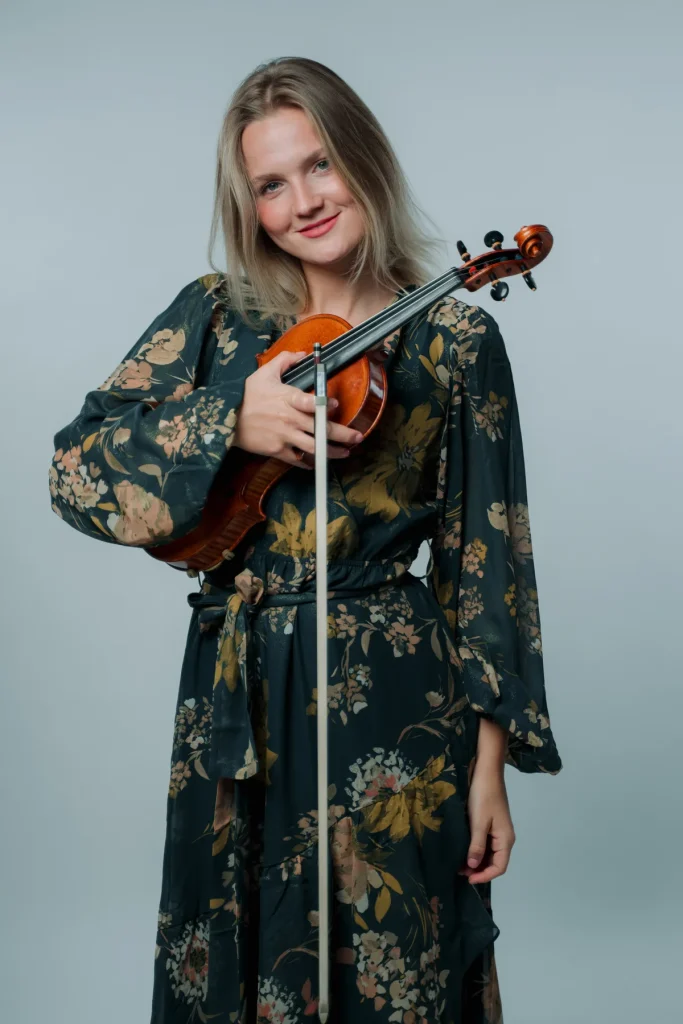 Ajda z violino v cvetlični obleki